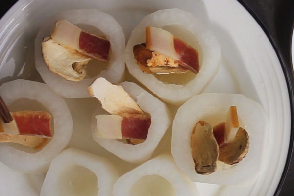 松茸可以和白蘿卜一起燉湯嗎，松茸怎么燉湯不上火還營養(yǎng)