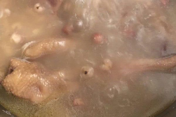 牛肝菌花生眉豆雞腳湯的功效作用與營養(yǎng)價值