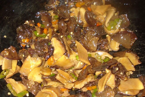 木耳炒牛肝菌的食用禁忌