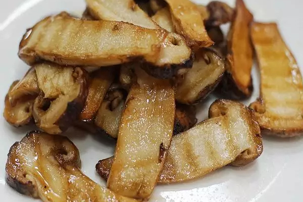 煎松茸用橄欖油好還是黃油好 煎松茸用橄欖油好還是黃油好