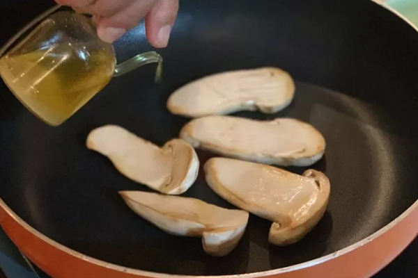 沒有黃油煎松茸用什么油取代，干煎松茸的做法