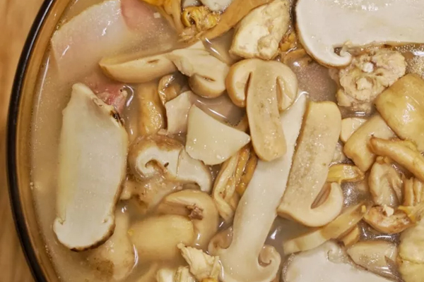 松茸可以涮火鍋吃嗎，云南菌子火鍋湯底的做法