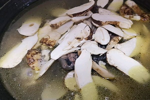 松茸煲湯用冷水好還是熱水好 松茸煲湯用冷水好還是熱水好