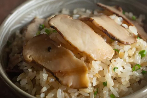 松茸燜飯用熱水還是冷水煮好，解凍松茸用冷水還是熱水好