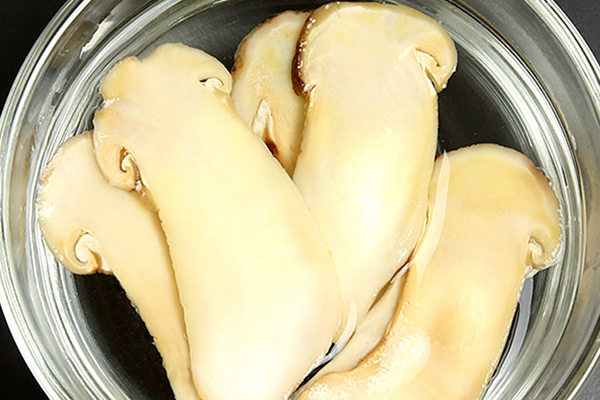 松茸泡水后會(huì)不會(huì)褪色，松茸適合用多少度的水泡