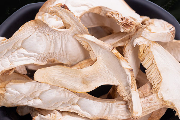 燉雞何時(shí)放干松茸好 燉雞何時(shí)放干松茸好