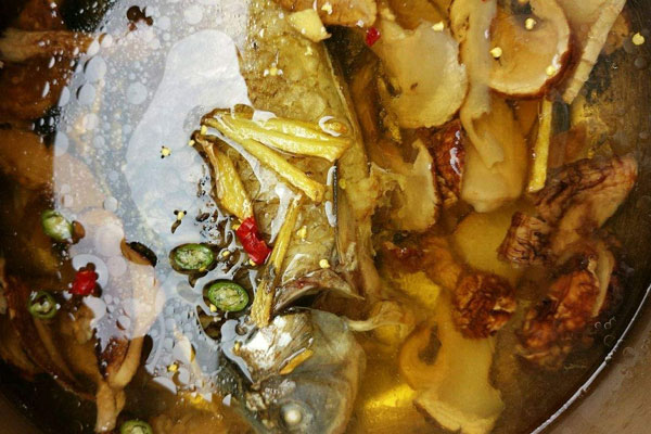 松茸鯽魚辣湯怎么做好吃，松茸什么時(shí)候放合適