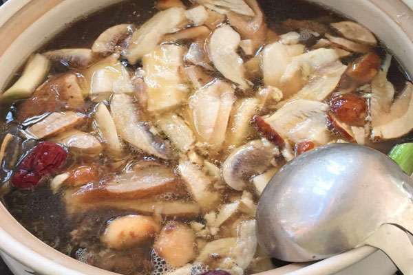 牛肝菌火鍋煮多長時(shí)間才熟 牛肝菌火鍋煮多長時(shí)間才熟