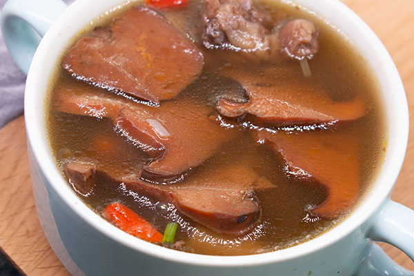 牛肝菌天麻雞湯的功效作用與營養(yǎng)價值 牛肝菌天麻雞湯的功效作用與營養(yǎng)價值