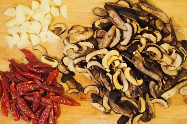 黑牛肝菌變色的原因