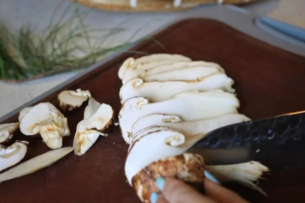 松茸不熟吃了會(huì)怎樣，松茸不新鮮吃了會(huì)中毒嗎