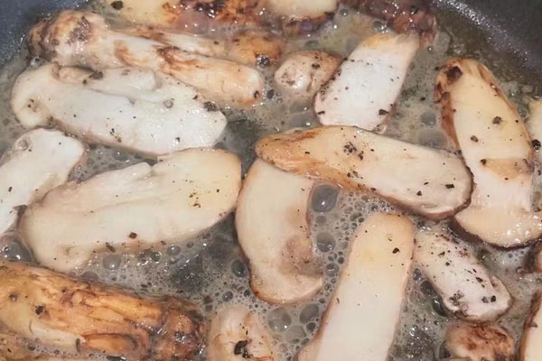 松茸可以用亞麻籽油煎嗎，松茸可以用豬油煎嗎