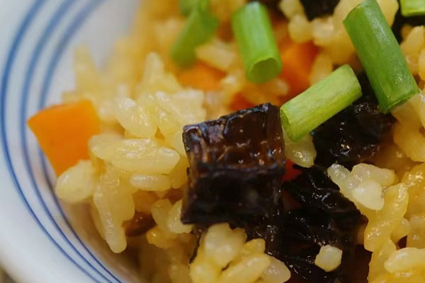 羊肚菌花菇臘腸燜飯?jiān)趺醋龊贸? src=