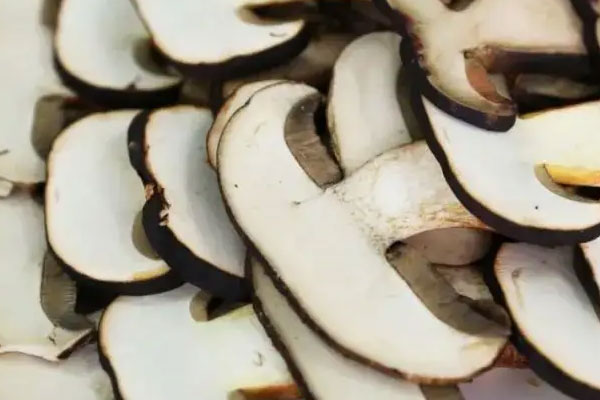 黑牛肝菌有些變藍還能吃嗎，牛肝菌焯水后變橘色