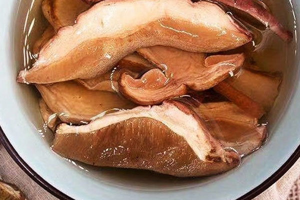 牛肝菌浸泡后有青綠色，牛肝菌變綠了還能吃嗎