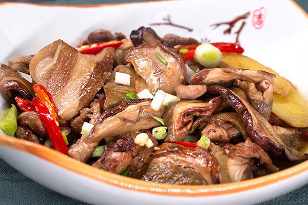 牛肝菌變黃了還能吃嗎，白牛肝菌可以生吃嗎