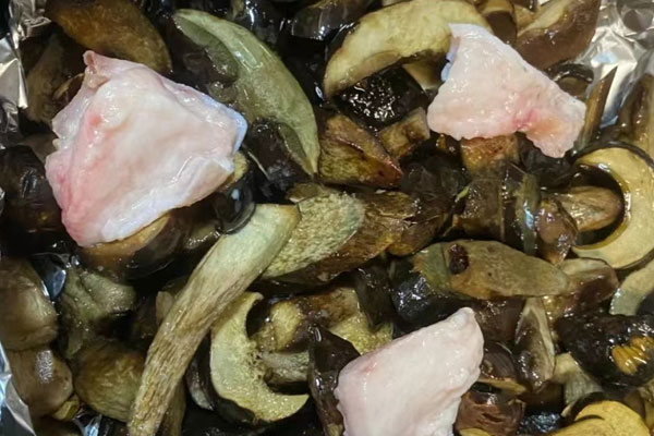 黑牛肝菌的特點(diǎn)，黑牛肝菌發(fā)綠的原因